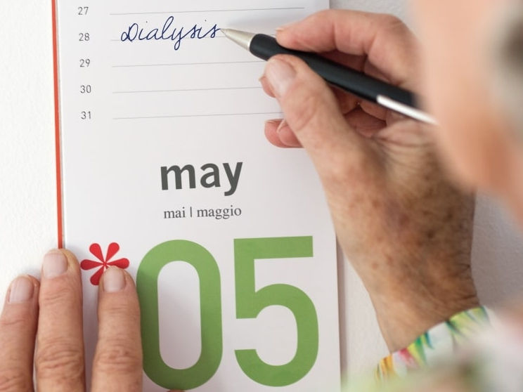 la femme âgée prend des notes dans le calendrier