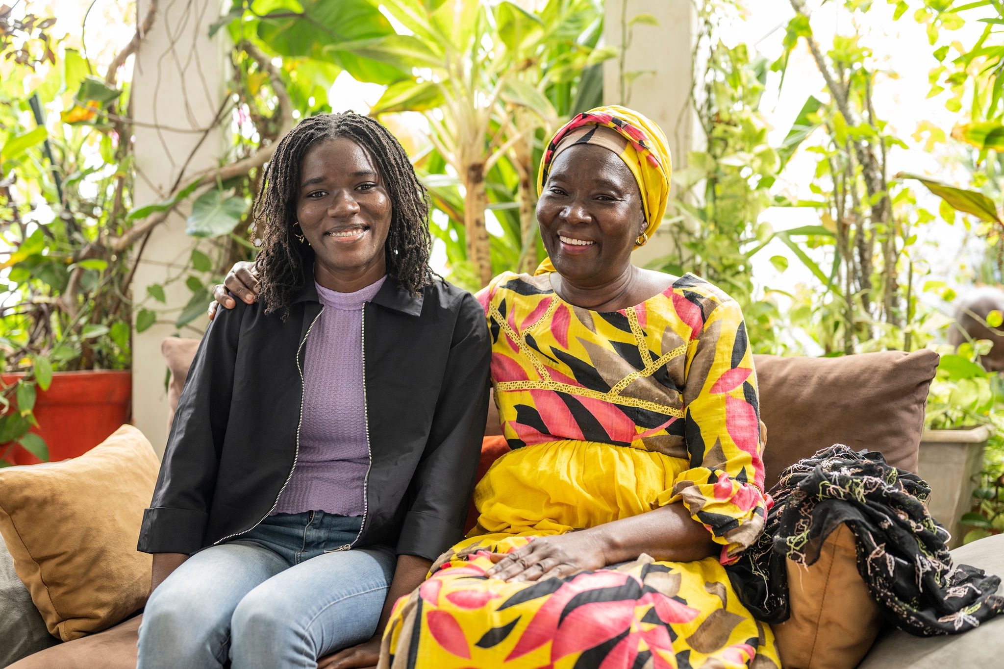 L’étudiant en ingénierie médicale Mame Fatou Sylberia Diack mit ihrer Mutter à ihrem Zuhause à Dakar, au Sénégal.