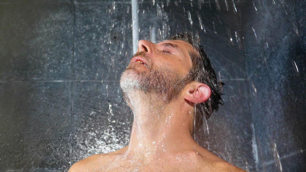 homme sous la douche