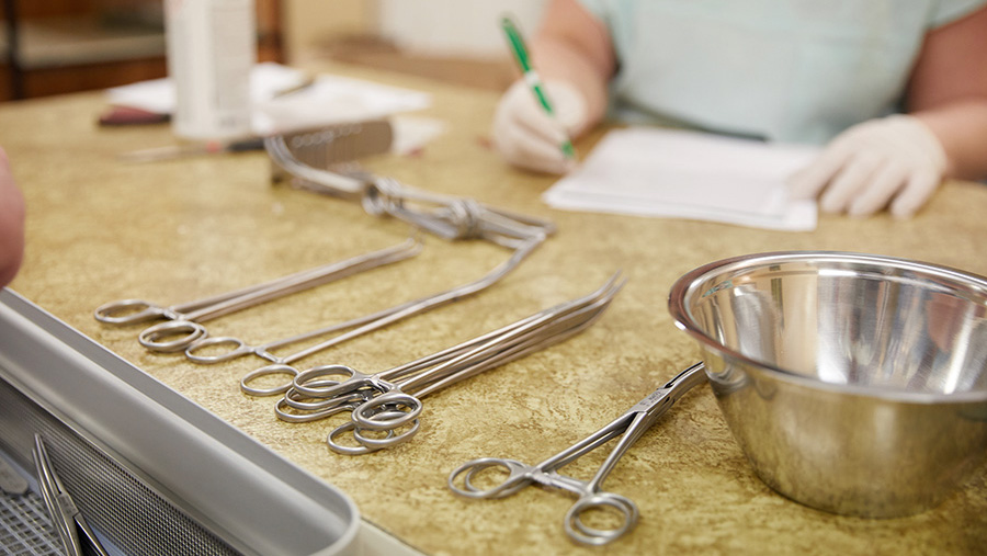 Conteneur de stérilisation avec instruments chirurgicaux